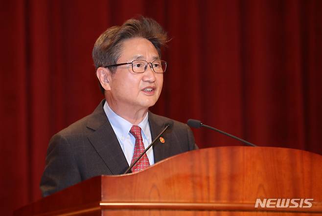 [세종=뉴시스] 강종민 기자 = 박보균 문화체육관광부 장관이 16일 오후 세종시 정부세종청사에서 열린 취임식에서 취임사를 하고 있다. 2022.05.16. ppkjm@newsis.com