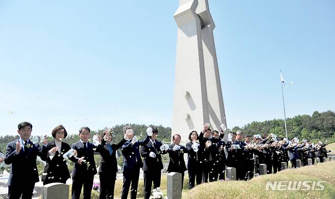 [광주=뉴시스] 이영주 기자 = 5·18민주화운동 42주기를 이틀 앞둔 16일 오전 광주 북구 운정동 국립5·18민주묘지에서 518마리 나비 날리기 행사가 열리고 있다. 2022.05.16. leeyj2578@newsis.com