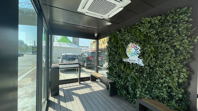 [세종=뉴시스]동서발전은 16일 오후 2시 경북 울주군 범서읍 울산상업고등학교 인근에서 '울주군 스마트 버스정류장' 준공식을 열었다고 밝혔다. 2022.05.16. (사진=동서발전 제공) photo@newsis.com *재판매 및 DB 금지