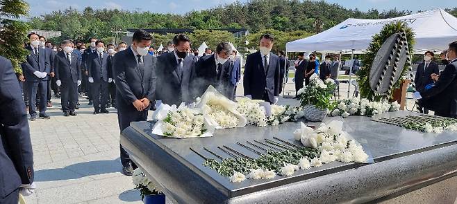 5.18 광주·전남 더불어민주당 기초자치단체장 후보들이 국립 5·18민주묘지를 합동 참배하고 있다. 오하근 캠프 제공