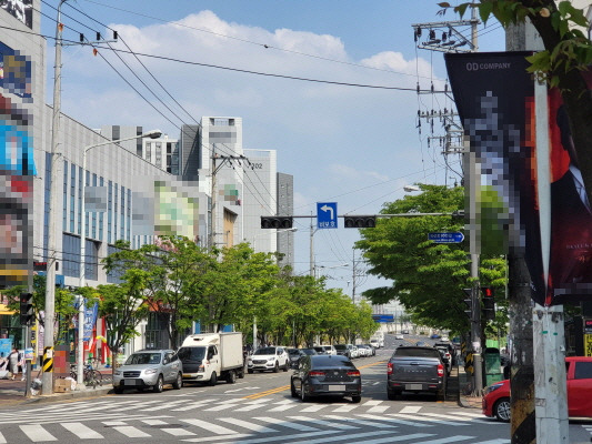 ▲지난 15일 오후 3시께 경기 수원시 권선구 곡반정동에 위치한 하고렴사거리 일대 곡선로에 차량들이 주차돼 있다. ⓒ프레시안(박종현)