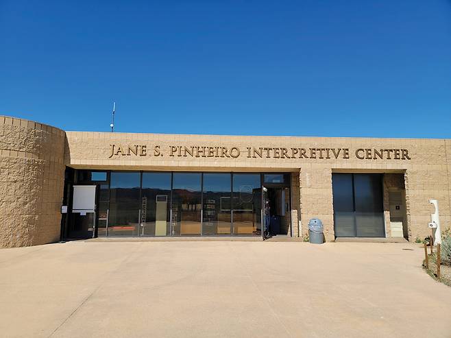 야생 양귀비 보호지역을 관할하는 레인저스테이션. 방문자들에게 필요한 정보를 제공한다.