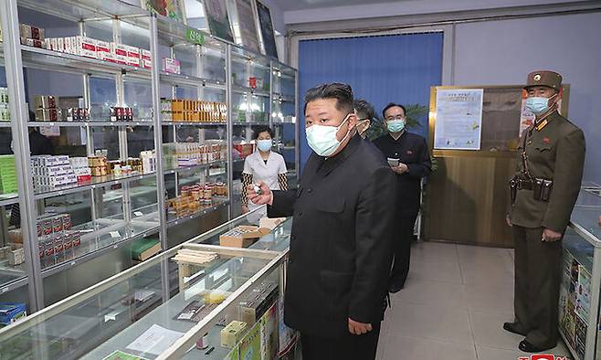 북한 조선중앙통신이 제공한 사진에 김정은 북한 국무위원장이 지난 15일 평양의 약국을 방문해 현지 지도하고 있다. AP뉴시스
