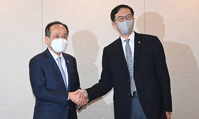 추경호 경제부총리 겸 기획재정부 장관(왼쪽)과 이창용 한국은행 총재가 16일 오전 서울 중구 프레스센터에서 조찬회동을 가지기 전 악수를 나누고 있다. 이날 조찬은 새 정부 들어 재정·통화 당국 수장의 첫 회동으로 주목을 받았다. 뉴스1