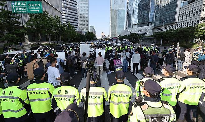 전국장애인차별철폐연대(전장연) 회원들이 16일 서울 신용산역에서 대통령실로 향하는 한강대로의 횡단보도를 점거한 채 장애인 권리 예산 보장 등을 요구하는 시위를 하고 있다. 이날 시위 참가자들은 3~5개 차선의 차량 통행을 막아 출근길 교통 혼잡이 빚어졌다. 연합뉴스