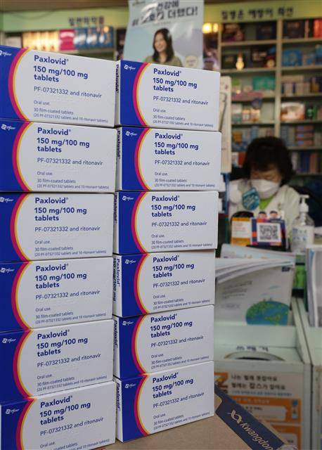 12세 기저질환자까지 팍스로비드 처방 확대 - 16일 서울의 한 약국에 신종 코로나바이러스 감염증(코로나19) 먹는 치료제인 화이자사의 팍스로비드가 놓여 있다.이날부터 기저질환이 있는 12세 어린이도 코로나19에 확진되면 팍스로비드를 처방받을 수 있다.중앙재난안전대책본부는 이날부터 화이자의 팍스로비드와 머크(MSD)의 라게브리오 처방 대상을 12세 이상 기저질환자, 18세 이상 기저질환자로 각각 확대한다. 이때 기저질환은 당뇨, 심혈관질환, 만성 신장질환, 만성 폐질환, 체질량지수 30㎏/㎡ 이상, 신경발달장애 등을 의미한다. 2022.5.16 뉴스1