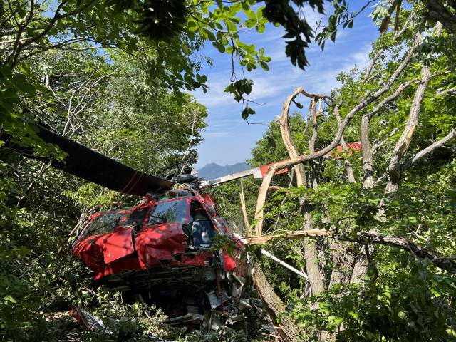 경남 거제시 선자산에 추락해 동체가 파손된 헬기. /사진제공=경남소방본부