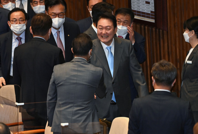 윤석열 대통령이 16일 오전 국회 본회의장에서 취임 이후 첫 시정연설을 마친 뒤 의원들과 인사하고 있다. 연합뉴스