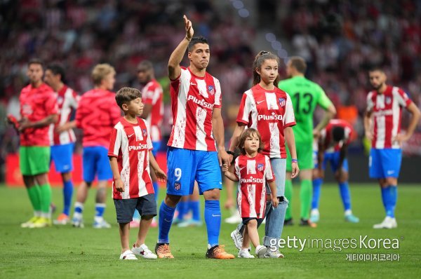 루이스 수아레스가 가족과 함께 경기후 열린 환송식에 참가했다. 사진=게티이미지코리아.