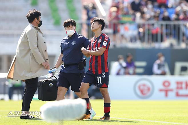 수원FC 이승우(오른쪽)이 15일 수원종합운동장에서 열린 K리그1 제주 유나이티드전에서 오른 어깨 통증을 호소하며 교체되고 있다. 프로축구연맹 제공