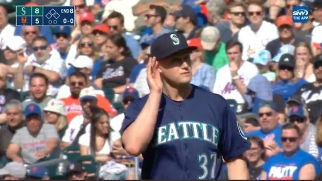 ▲ 시애틀 매리너스 투수 폴 시월드가 8회 등판을 끝낸 뒤 뉴욕 메츠 팬들의 야유에 제스처를 취하고 있다.ⓒSNY 공식 SNS 캡처