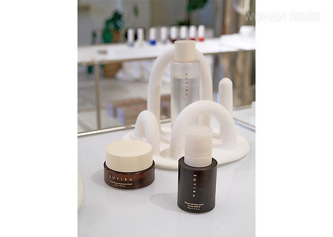 감각적인 오브제와 제품을 함께 세팅했다.