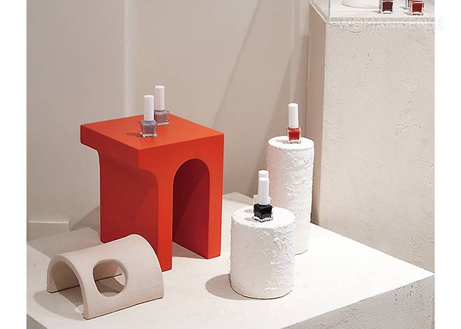 쇼룸 한편에 전시한 블러싱 네일 컬러.