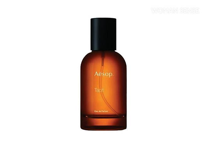 이솝의 테싯 오 드 퍼퓸을 은은한 정도로만 뿌린다.