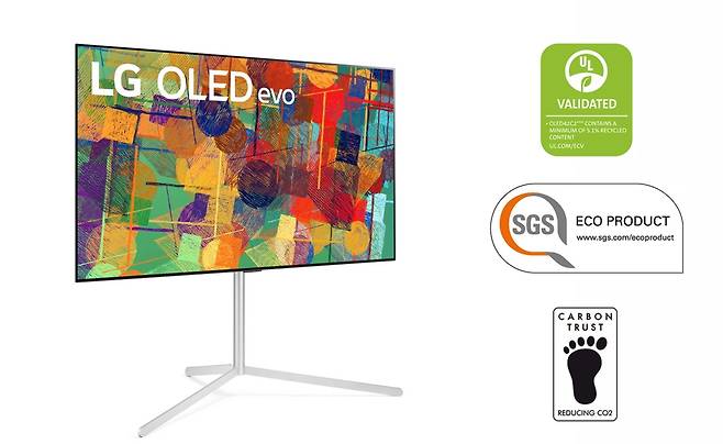 LG전자가 출시한 차세대 올레드 TV LG 올레드 에보가 세계 유력 인증기관들로부터 연달아 친환경 인증을 받았다. (사진 오른쪽 위부터) LG 올레드 에보가 획득한 UL ECV, SGS 친환경 인증, 카본트러스트 탄소저감 환경마크.
[LG전자 제공. 재판매 및 DB 금지]