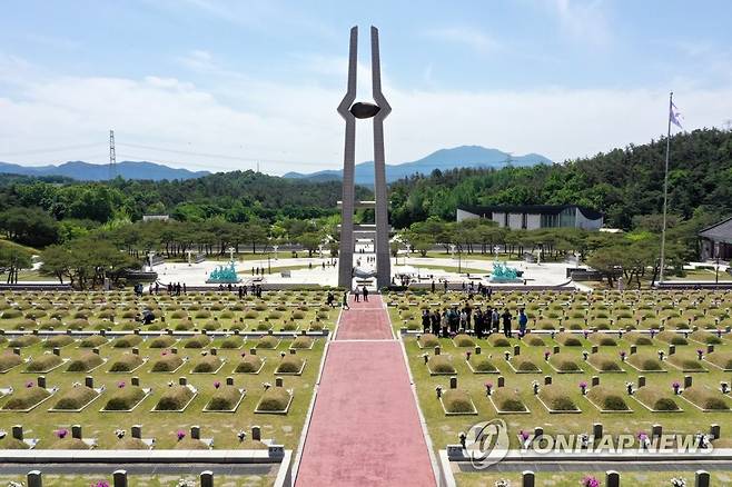 5·18 사흘 앞으로 (광주=연합뉴스) 박철홍 기자 = 제42주년 5·18 민주화운동 기념일을 사흘 앞둔 주말인 15일 오전 광주 북구 국립 5·18민주묘지에 추모객들의 발길이 이어지고 있다. 2022.5.15 pch80@yna.co.kr [연합뉴스 자료사진]