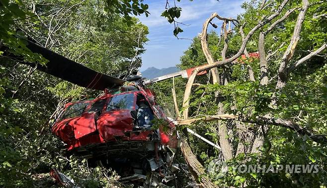 거제 선자산에 추락한 헬기 (거제=연합뉴스) 16일 오전 8시 40분께 경남 거제시 거제면 선자산 정상 부근에서 기장 등 3명이 탄 헬기가 추락했다. 
    사진은 추락한 헬기의 모습.[경남소방본부 제공. 재판매 및 DB 금지] home1223@yna.co.kr