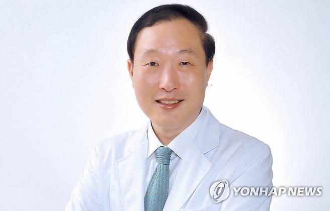 윤석열 대통령 주치의에 김주성 서울대 의대 교수 (서울=연합뉴스) 윤석열 대통령은 16일 대통령 주치의로 김주성 서울대 의대 소화기내과 교수를 인선했다고 대통령실이 밝혔다.
   김 교수는 1989년 서울대 의대를 졸업한 뒤 서울대 암병원 소화기내시경센터장, 서울대병원 기획부실장, 서울대병원 강남센터 원장 등을 역임했다. 
    염증성 장질환, 궤양성 대장염, 크론병, 만성 장염 전문가로 알려졌다.  2022.5.16 [대통령실 제공. 재판매 및 DB금지] jeong@yna.co.kr