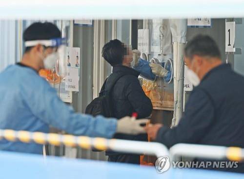 코로나19 검사받는 주민 [연합뉴스 자료사진]