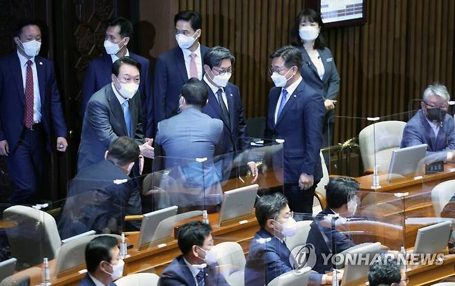 민주당 지도부와 인사하는 윤석열 대통령 (서울=연합뉴스) 안정원 기자 = 윤석열 대통령이 16일 오전  국회 본회의장에서 열린 추가경정예산안 신속 처리를 위한  시정연설에 입장하며 더불어민주당 박홍근 원내대표와 인사하고 있다.   2022.5.16 jeong@yna.co.kr