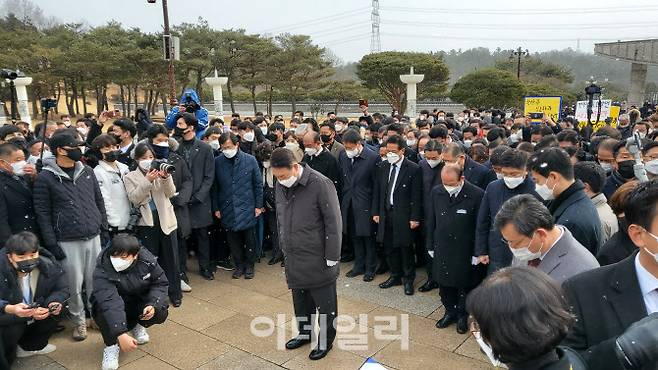 지난 2월 6일 당시 국민의힘 대선 후보였던 윤석열 대통령이 5·18민주묘지에서 희생자를 위한 참배를 진행하고 있다. (사진=권오석 기자)