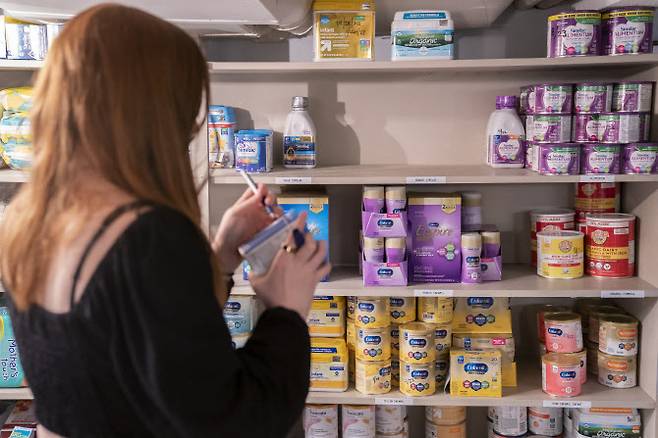 미국 오리건주 포틀랜드의 마더 앤 차일드 에듀케이션 센터 프로그램 코디네이터가 기부받은 씨밀락 분유의 일련번호를 확인하고 있다. 사진 AFP