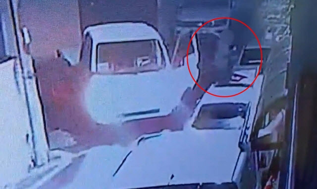 A씨가 훔친 화물차에서 내려 택시를 터는 모습. (사진=대전지방경찰청 제공. 연합뉴스)
