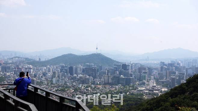 백악산 곡장 전망대에서 바라본 경복궁과 서울 시내