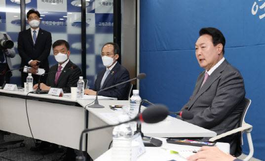 윤석열 대통령이 13일 오전 서울 중구 명동 국제금융센터에서 열린 거시금융상황 점검회의에서 인사말을 하고 있다(사진=연합뉴스).