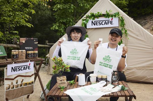 ▲네스카페가 지난 13~14일 양일간 서울 관악구 관악산에서 진행한 ‘네스카페 플로깅 행사’ 참가자들이 정상부에 위치한 ‘네스카페 포토존’에서 인증사진을 촬영하고 있다.(사진=네스카페)