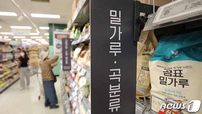 15일 서울의 한 대형마트에 밀가루가 진열되어 있다. 지난 14일 인도는 식량 안보를 명분으로 밀 수출을 전격 금지했다. 인도는 세계 밀 생산량 2위 국가다. 인도의 밀 수출 금지 발표로 전 세계 밀가룻값이 더 오를 것으로 예상된다. 2022.5.15/뉴스1 © News1 박지혜 기자