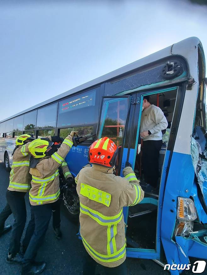 17일 오전 8시쯤 서귀포시 안덕면 광평리 평화로에서 서귀포 방향으로 주행 중이던 시내버스와 5톤 트럭이 충돌하는 사고가 발생했다.(서부소방서 제공) 2022.5.17/뉴스1© News1