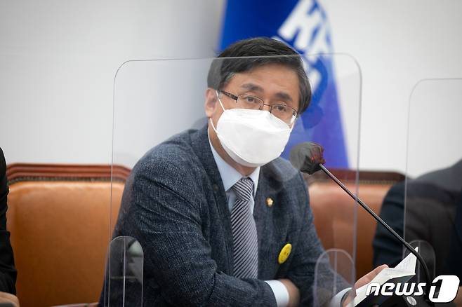 김성환 더불어민주당 정책위의장이 12일 오전 국회에서 열린 추경안 관련 기자간담회에서 발언을 하고 있다. (공동취재) 2022.5.12/뉴스1 © News1 허경 기자
