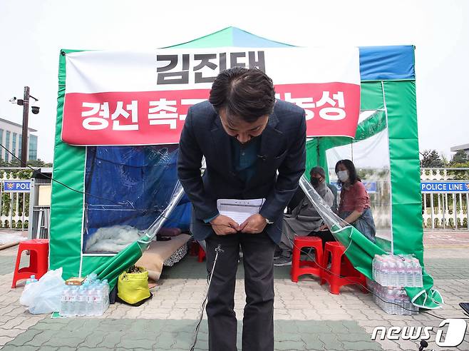 김진태 전 국민의힘 의원이 지난달 18일 서울 여의도 국회 앞 농성장에서 5·18과 불교 관련 문제 발언에 대해 사과하는 내용의 기자회견을 하고 있다. (공동취재) 2022.4.18/뉴스1 © News1 유승관 기자