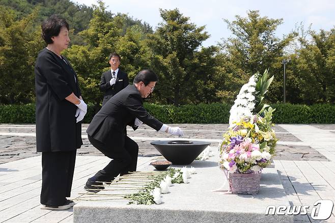 박병석 국회의장이 17일 경남 김해 봉하마을에 위치한 고 노무현 전 대통령 묘역에 참배하고 있다. (국회의장실 제공) © 뉴스1