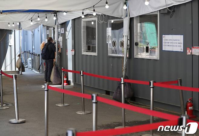 16일 서울역 광장에 마련된 신종 코로나바이러스 감염증(코로나19) 임시선별검사소에서 한 시민이 PCR(유전자 증폭) 검사를 받고 있다. 2022.5.16/뉴스1 © News1 신웅수 기자