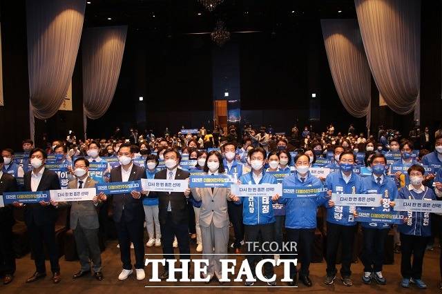 더불어민주당 대전시당이 17일 대전 유성구 소재 호텔 ICC 웨딩홀에서 중앙당 지도부와 국회의원, 후보자 등과 함께 필승결의 선대위원회의를 열고 있다. / 민주당 대전시당 제공