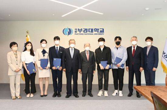 유흥수 전 국회의원(왼쪽 다섯 번째)과 장영수 총장(오른쪽 두 번째), 장학생 등 장학금 전달식 참석자들이 행사 후 단체 기념촬영하고 있다.