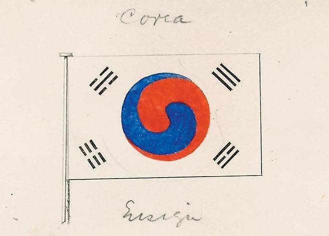 이태진 서울대 명예교수가 미국 워싱턴 국회도서관 소장‘슈펠트 문서 박스’에서 발견한 태극기. 역관 이응준이 제작해 1882년 5월 22일 제물포에서 열린 조·미 수호 통상조약 조인식에 성조기와 함께 걸렸던 조선 국기임이 확실시된다.