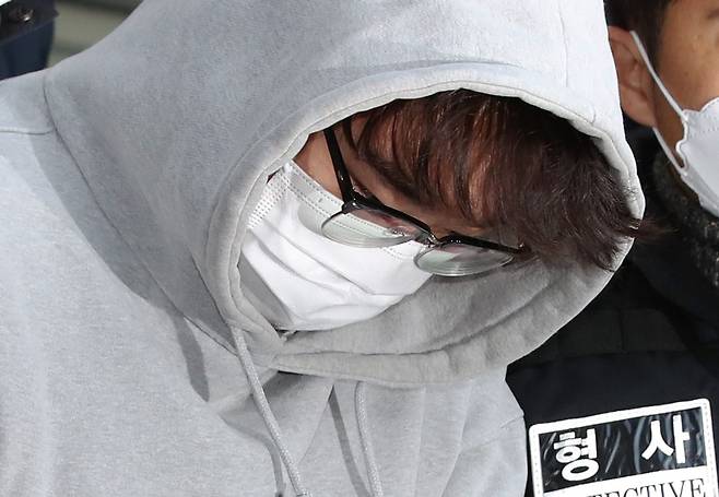 신변보호를 받던 여성의 가족을 살해한 혐의를 받는 이석준이 지난해 12월 17일 오전 서울송파경찰서에서 검찰로 송치되고 있다./뉴스1