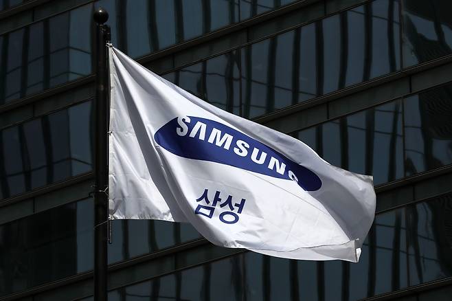 지난달 28일 서울 서초구 삼성전자 사옥에 걸린 깃발이 바람에 휘날리고 있다. /뉴스1