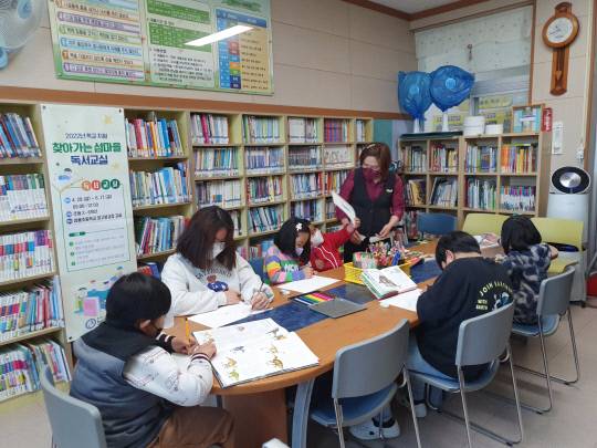 보령도서관이 섬마을 학교로 '찾아가는 섬마을 독서교실'을 운영하고 있다. 사진=보령도서관 제공