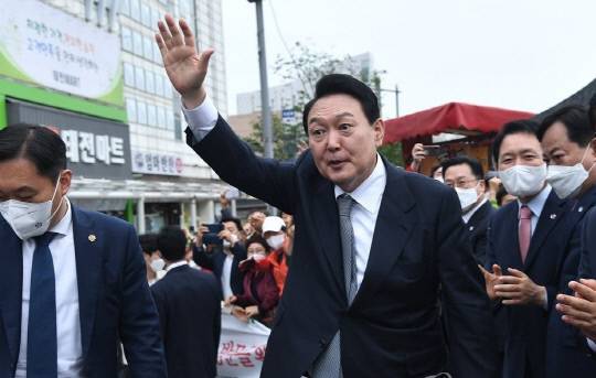 대전 중앙시장 찾은 당선인 시절 윤석열 대통령. 사진=연합뉴스