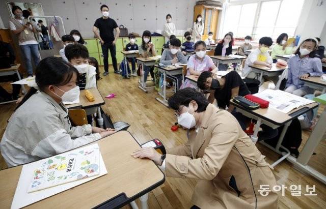9일 ‘유자학교’ 수업이 열린 광주 백운초교 4학년 4반 교실에서 박수미 일과건강 대외사업팀장(오른쪽
 아래)이 휴대용 X선 형광분석기로 책상의 중금속 함유량을 측정하고 있다. 이 학교는 공간 내 유해물질 노출을 줄이기 위해 
건축재와 집기류 교체 사업을 진행하고 있다. 광주=박영철 기자 skyblue@donga.com