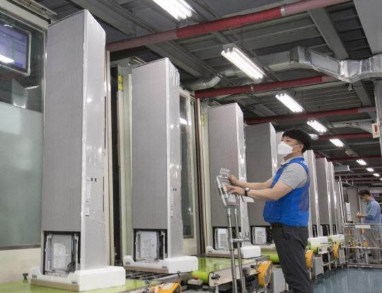 삼성전자 광주사업장에서 직원들이 '비스포크 무풍에어컨 갤러리'를 생산하고 있다. <삼성전자 제공>