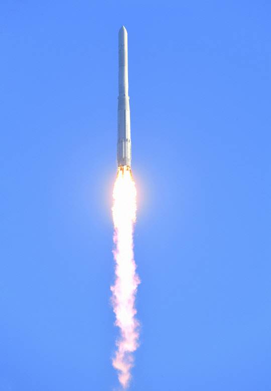 지난해 10월 21일 나로우주센터에서 발사된 '누리호' 1차 발사 모습. 2차 발사에선 3단부 산화제탱크 보강과 180㎏급 성능검증위성을 실고 우주로 날아 오른다. 항우연 제공