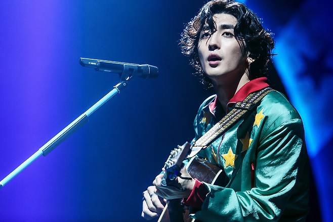 한 노래를 두 가수가 부르는 ‘투 트랙 프로젝트’에서 ‘사랑을 사랑하게 될 때까지’를 부른 잔나비 최정훈. 페포니뮤직 제공