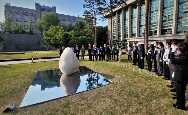 거장 이우환 작가의 신작 <관계항>이 17일 오후 서울 안암동 고려대 경영대 본관 앞 잔디밭에 모습을 드러냈다. 이날 제막식에 참석한 대학 관계자들이 작품을 보고 있다. 노형석 기자