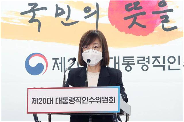 백경란 사회복지문화분과 인수위원이 지난달 25일 오후 서울 종로구 통의동 대통령직인수위원회 공동 기자회견장에서 브리핑하고 있다. 연합뉴스