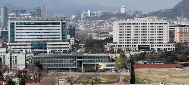 서울 용산에 위치한 국방부 청사. 오른쪽 국방부 청사는 대통령실로, 왼쪽 합참 건물에는 국방부 일부 부서가 입주해 있다. 뉴스1
